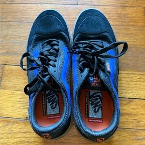 Vans tennis shoe style